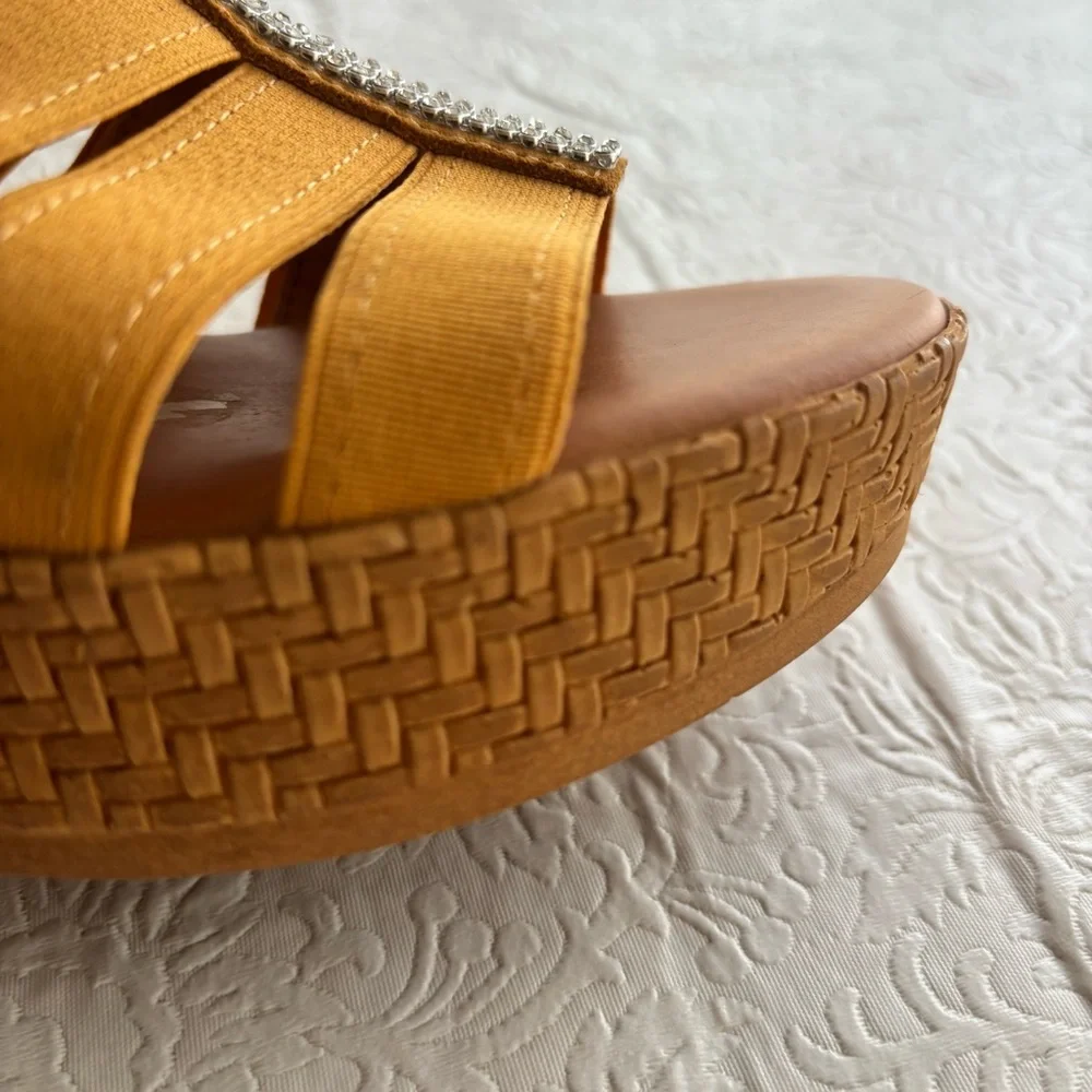 ❤️2/$15or3/$21❤️Contessa Mustard Yellow Wedge Slide w/Rhinestone Trim, Size 6